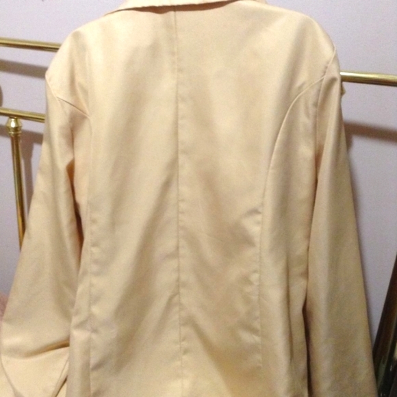 LAST CHANCE - Yellowy Cream Blazer - Picture 3 of 3